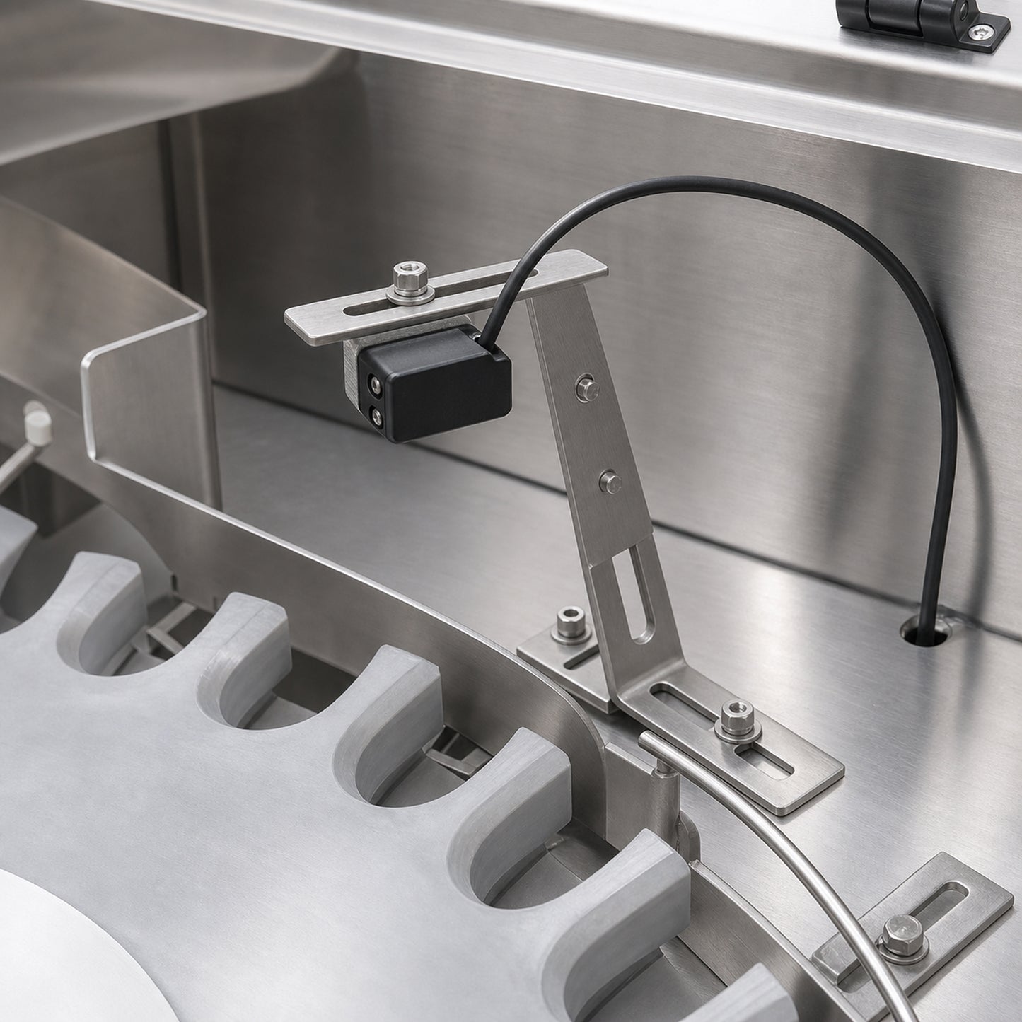 
                  
                    Automatic Bottle Unscrambler and Feeding Turntable for Packaging Lines
                  
                