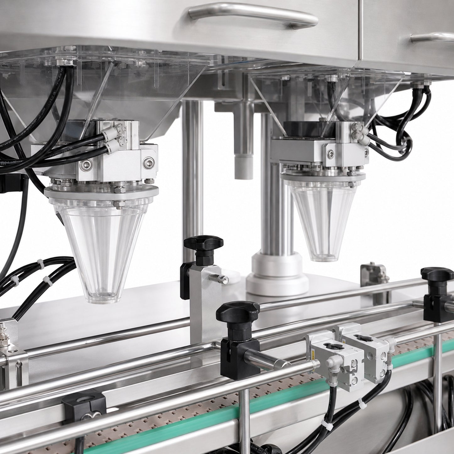 
                  
                    Automatic counting machine for bottling lines — close-up view
                  
                